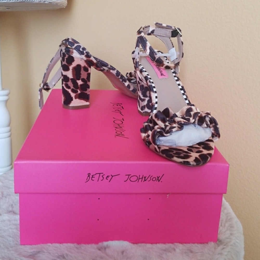 Betsy Johnson , animal print shoes , sz 7